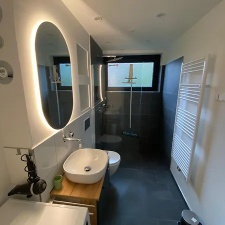 شقة Moderne 2-zimmer-wohnung Mit Garten *